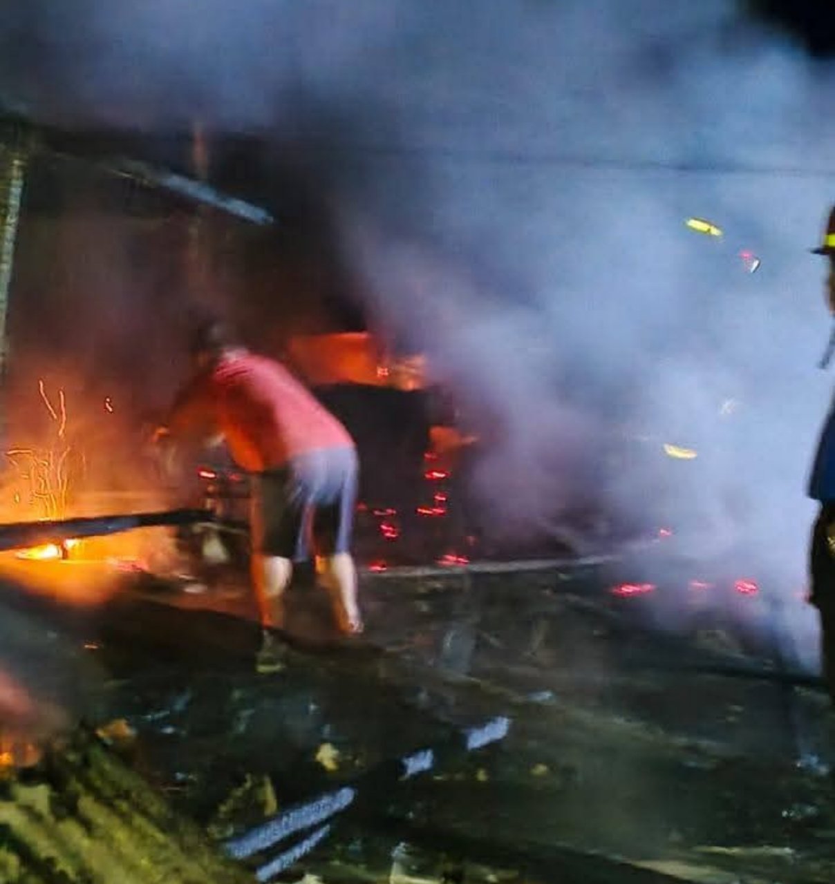 Rumah Kayu di Panasakan Tolitoli Ludes Terbakar, Api Berkobar Saat Dini Malam