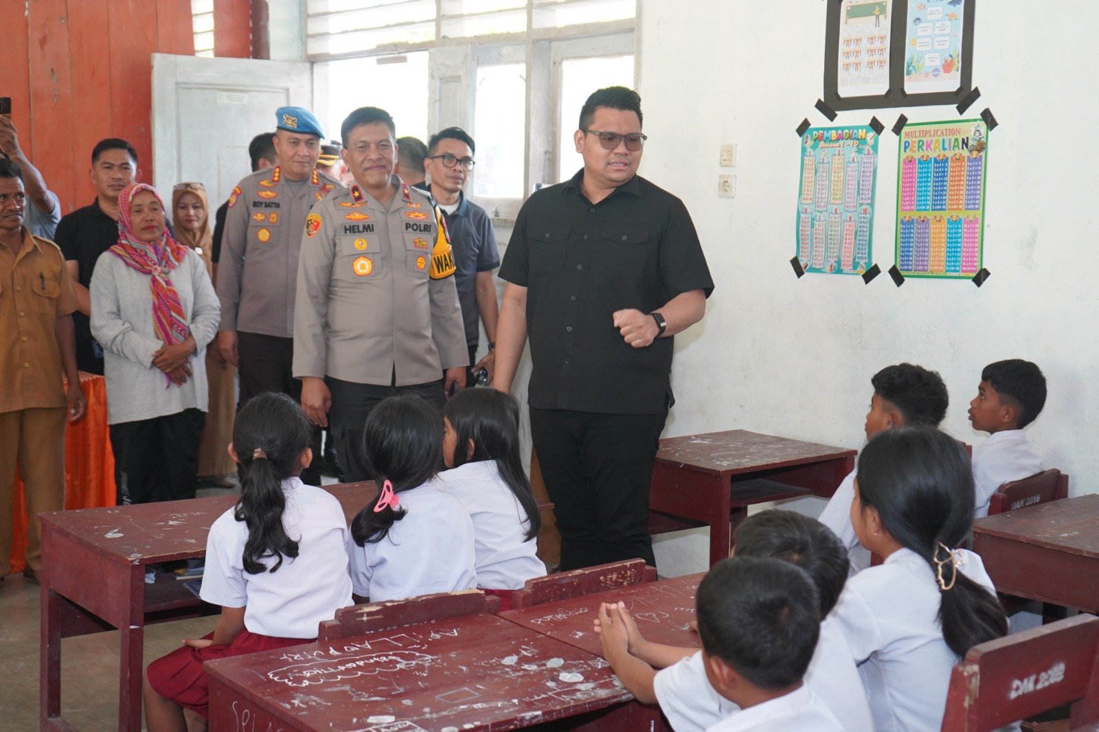 Kunjungi Ruang Kelas SD di Sigi, Wakil Ketua MPR RI Salurkan Bantuan Perlengkapan Sekolah