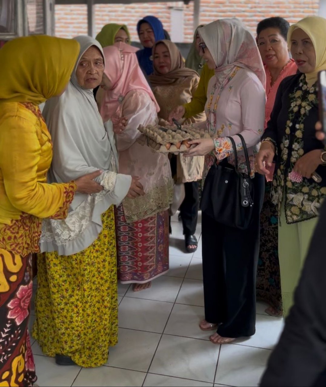 Sentuhan Kartini di Tolitoli: GOW Turun Tangan, Ibu Kelahiran 21 April Dapat Bingkisan Penuh Makna