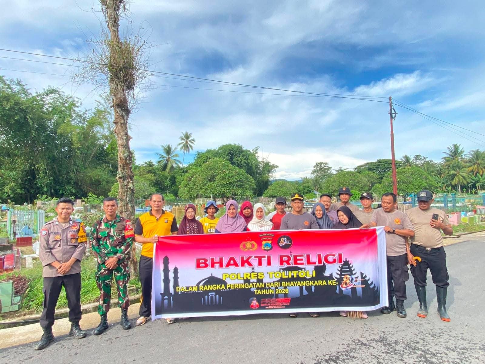 Sambut HUT Bhayangkara ke-80, Polisi dan Warga Tolitoli Bersihkan Pemakaman Umum Tuweley
