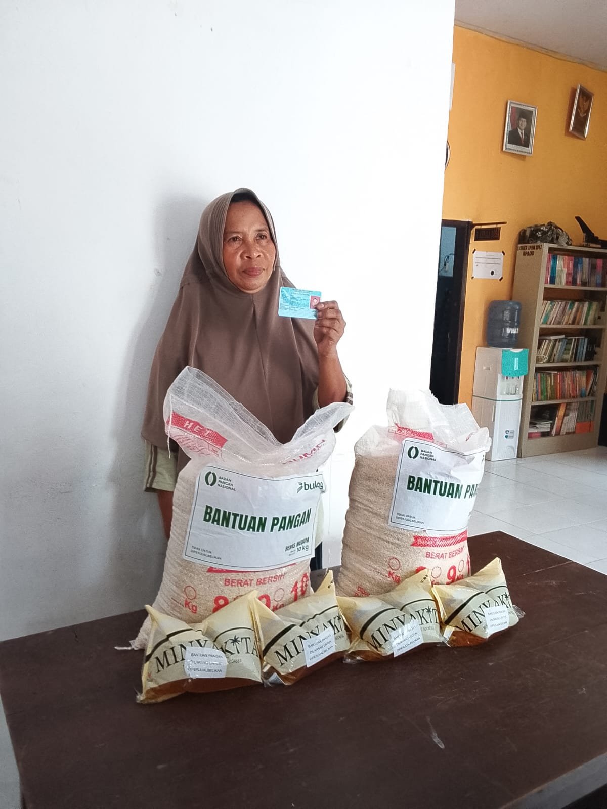 162 Keluarga di Desa Ogowele Terima Bantuan Pangan, Warga: Sangat Membantu